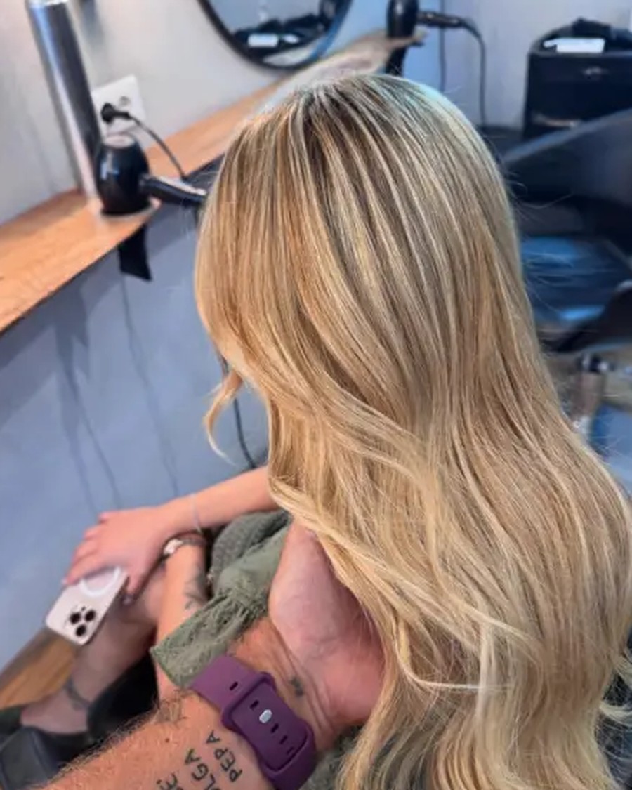 Capelli biondi luminosi con riflessi caldi