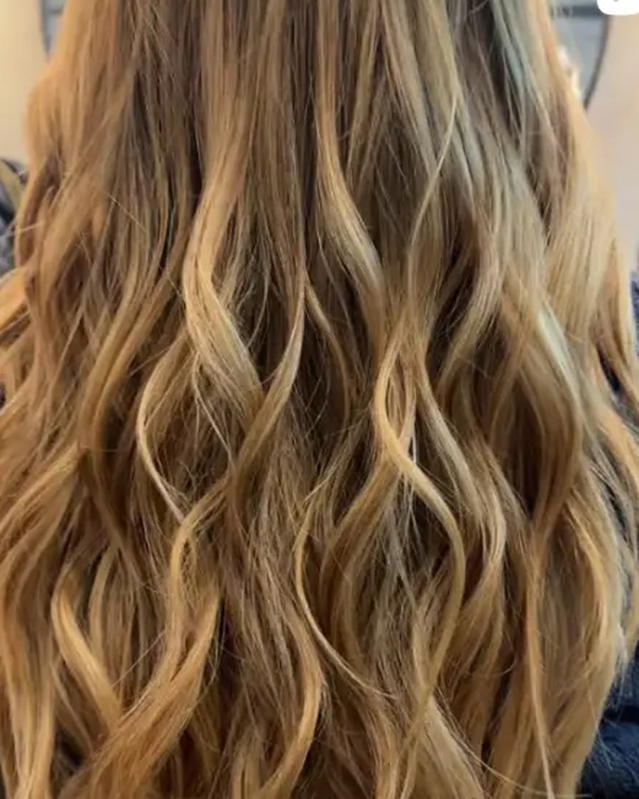 Piega a onde su capelli biondo miele