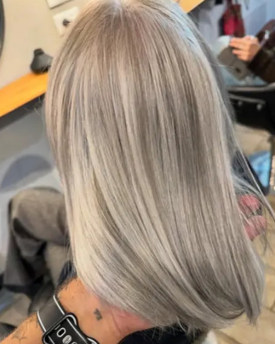 Colore silver blonde su capelli lisci