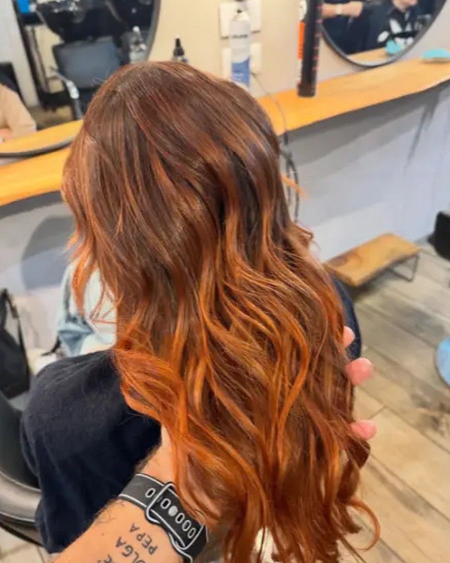 Colorazione rame su capelli mossi