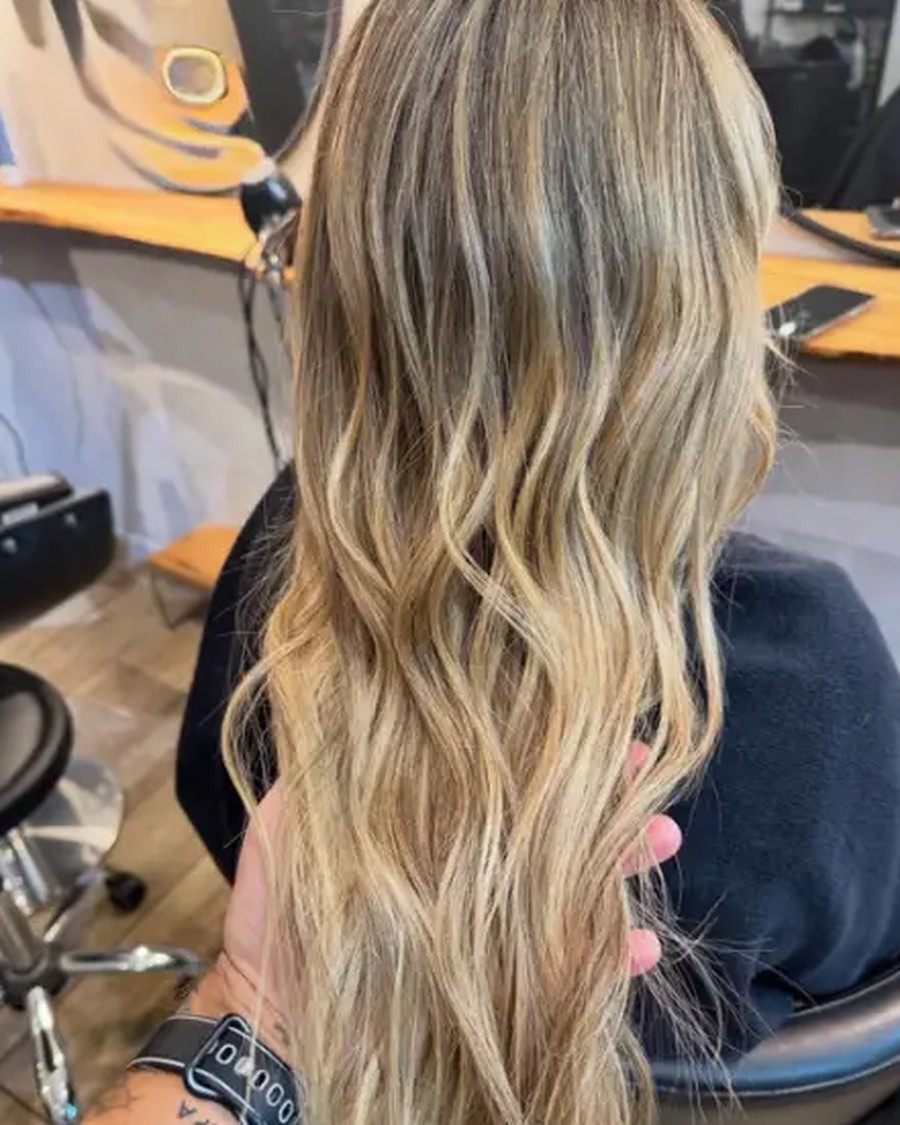 Balayage biondo su capelli lunghi mossi
