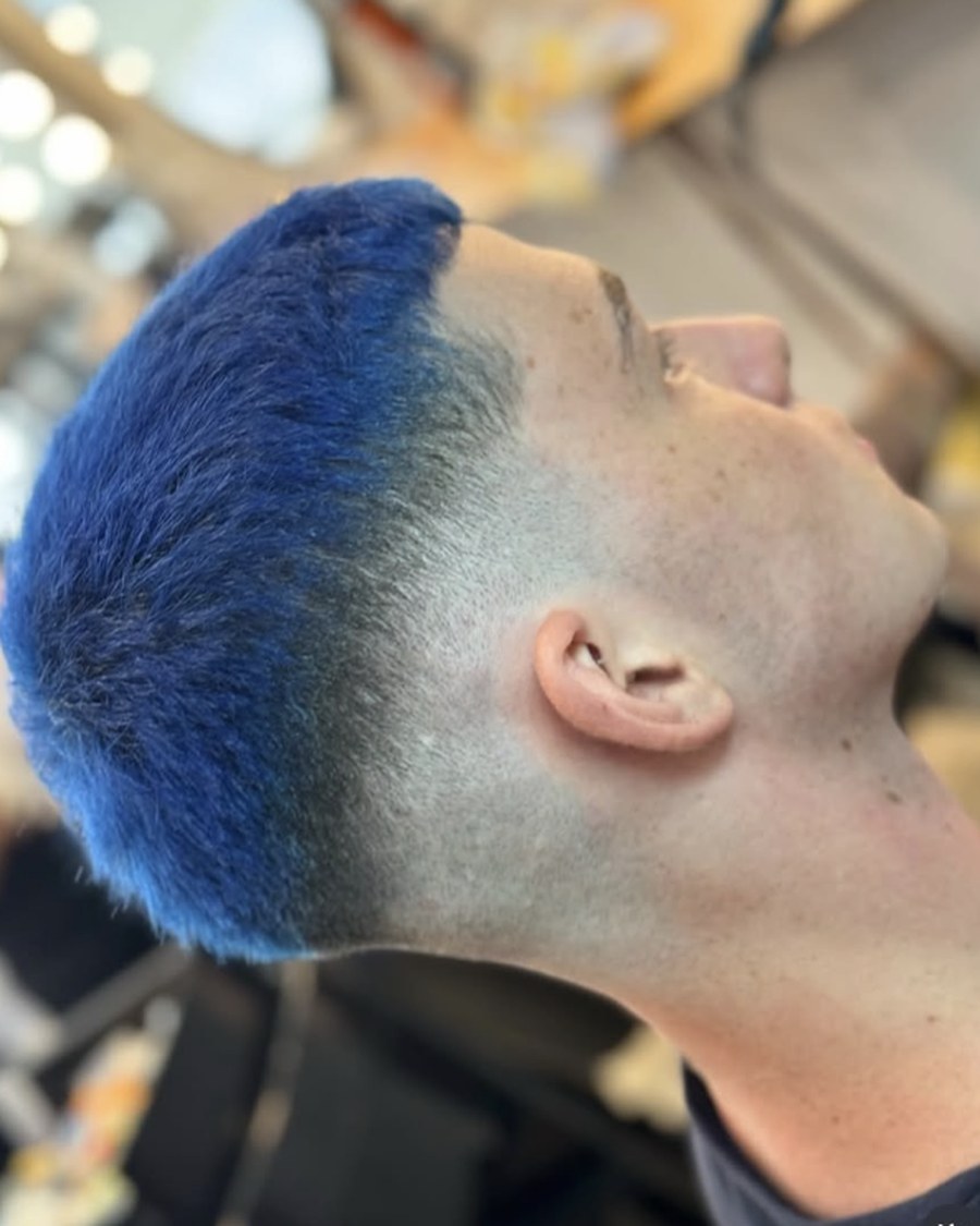 Taglio uomo con colorazione blu e sfumatura laterale