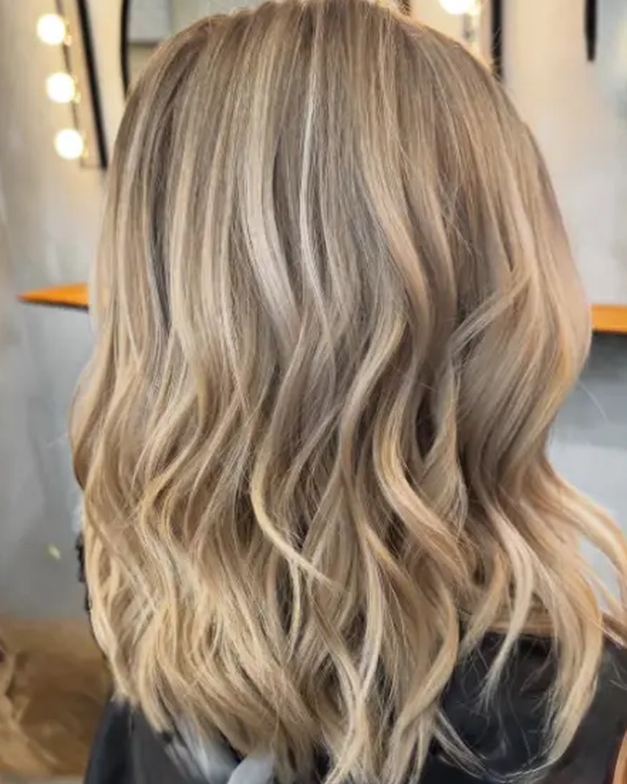 Long bob biondo con onde morbide